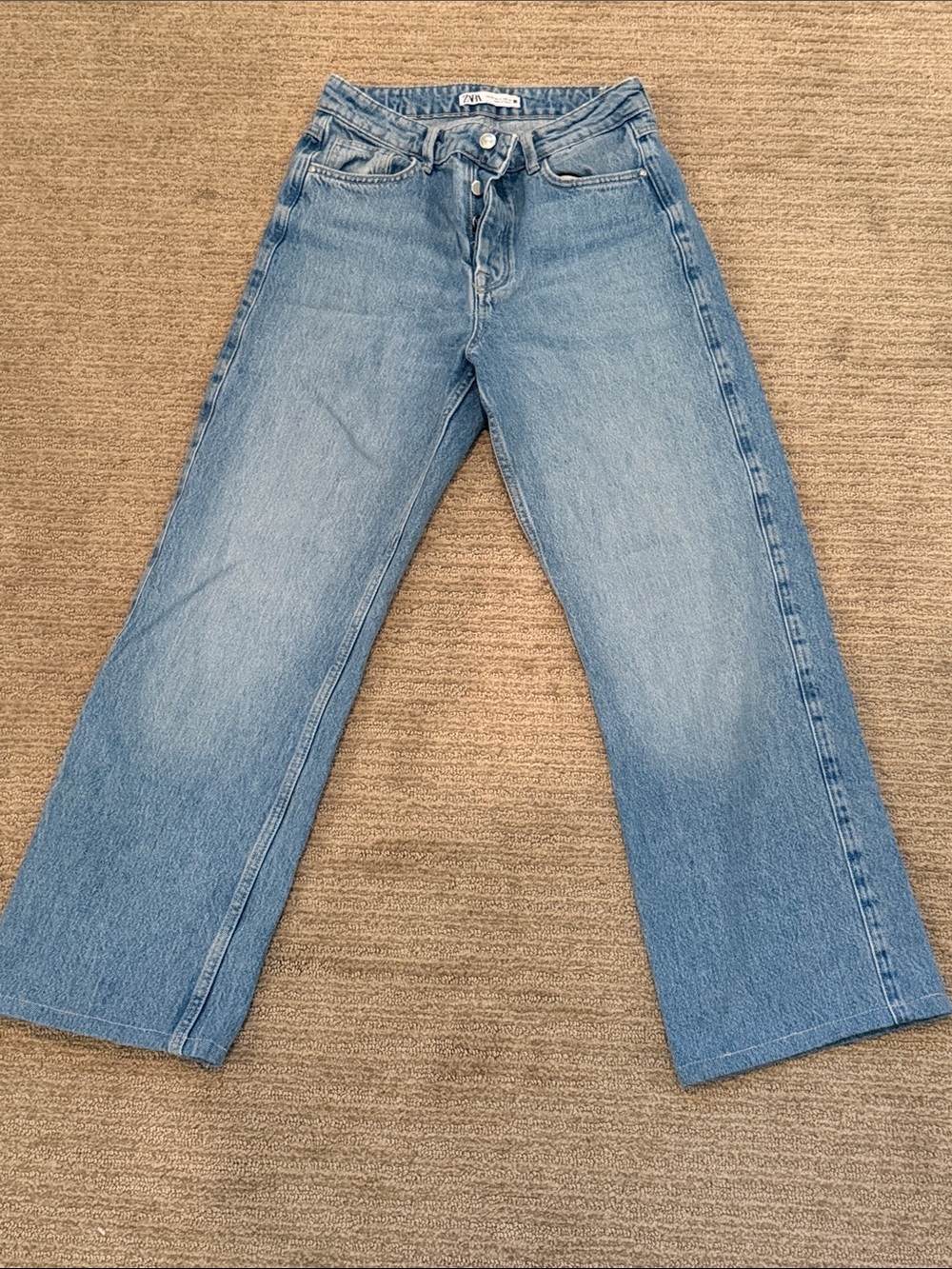 Women’s Zara Light Wash relaxed Leg Jeans (size 4 / EU 36)